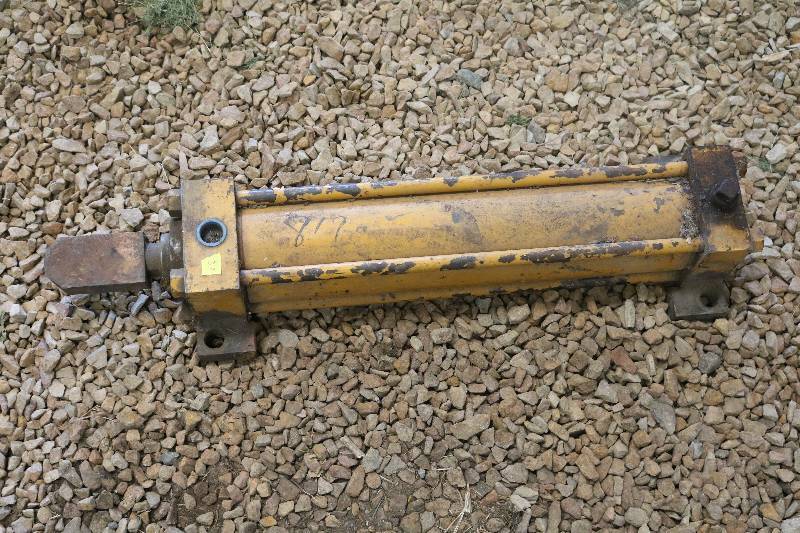 lot 37 image: Hydraulic cylinder