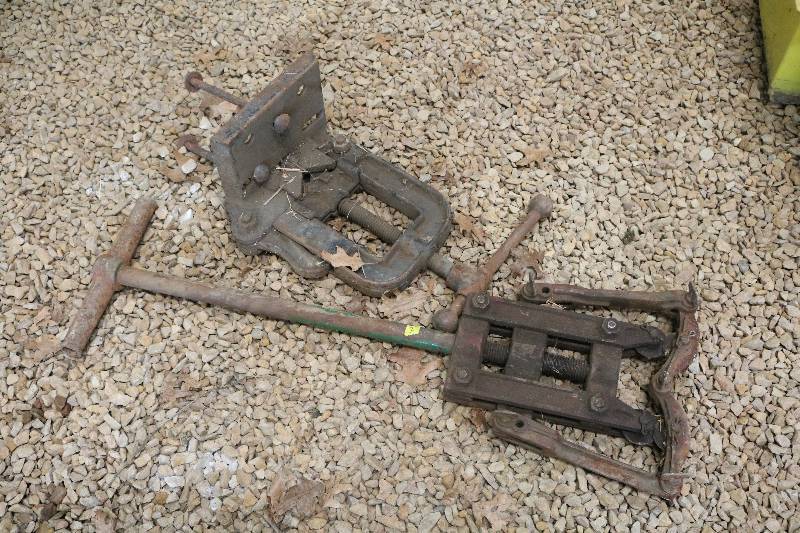lot 44 image: Pipe cutter and pipe vise