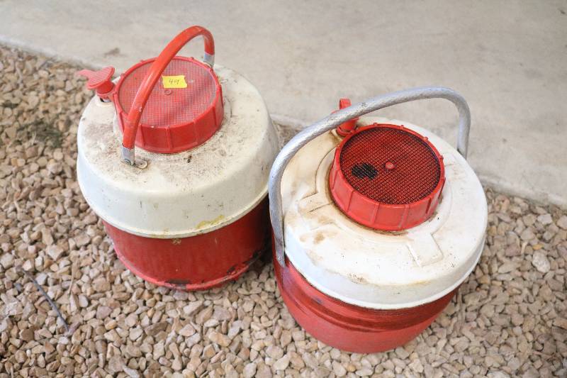 lot 49 image: 2 coolersthermos