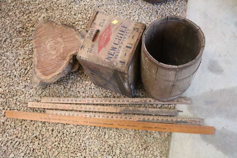 lot 52 image: Wood decor, black powder box