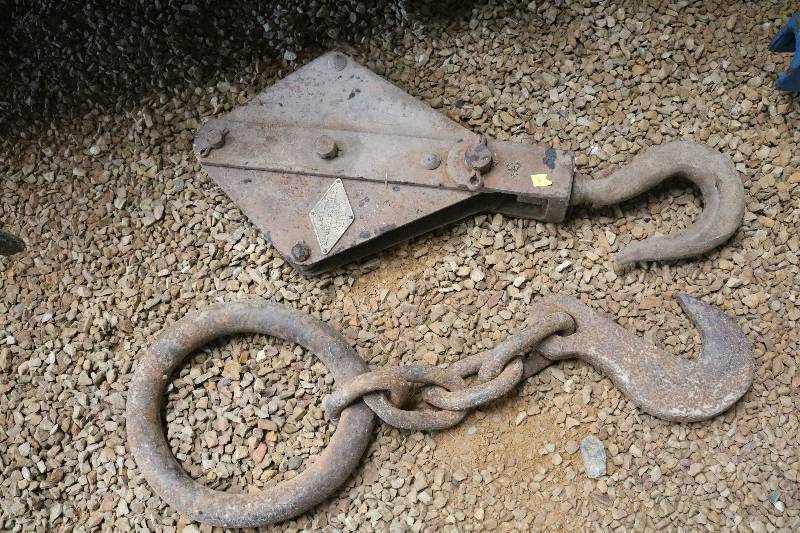 lot 61 image: 2 pulley hooks