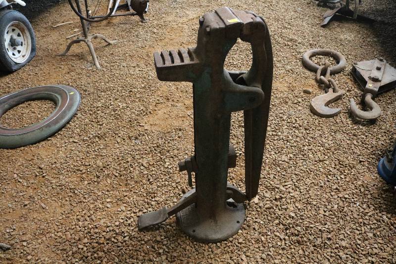 lot 65 image: Very old Greenfield vise