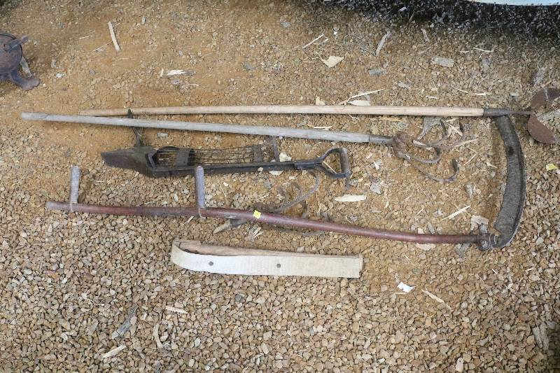 lot 71 image: Old garden tools