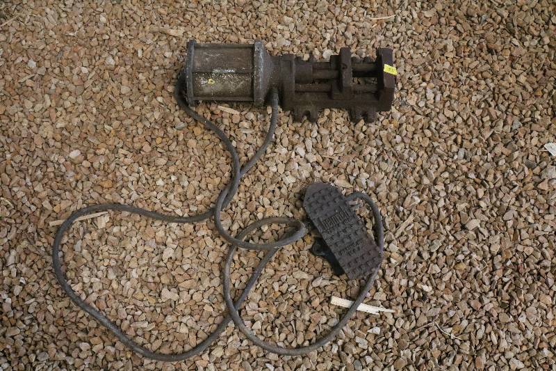 lot 75 image: Air vise