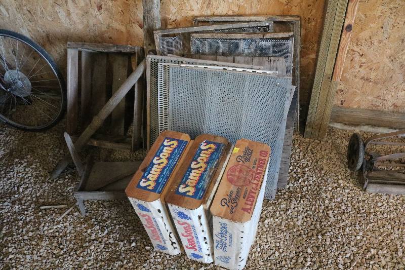 lot 79 image: Assortment of wood decor