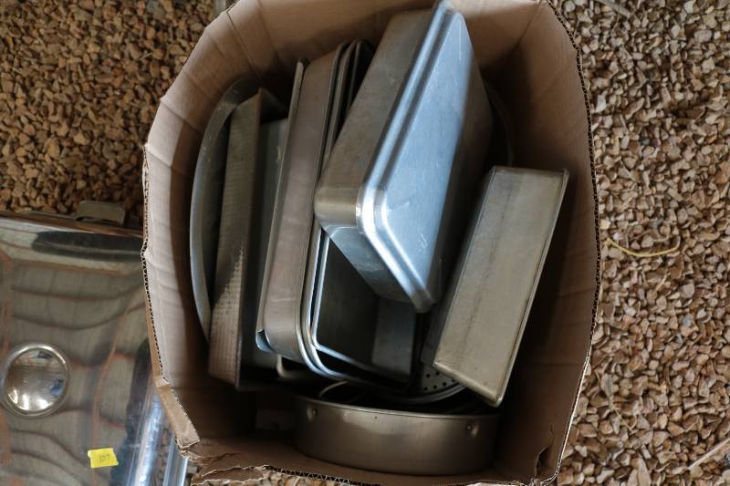 lot 107 image: Misc Baking pans
