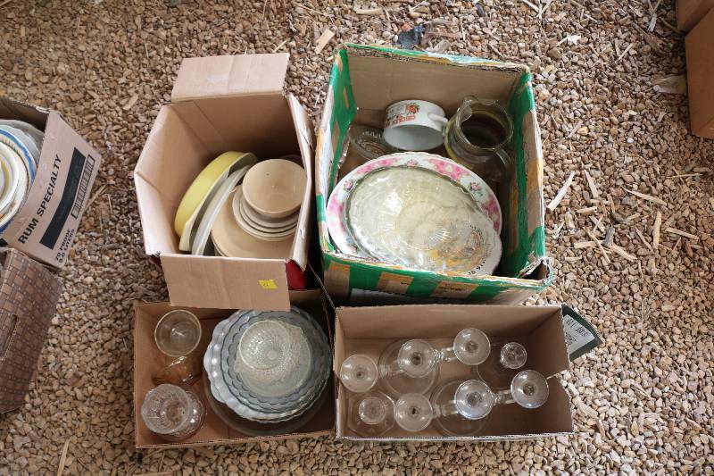 lot 111 image: Misc glass bowls, plates and candle holders