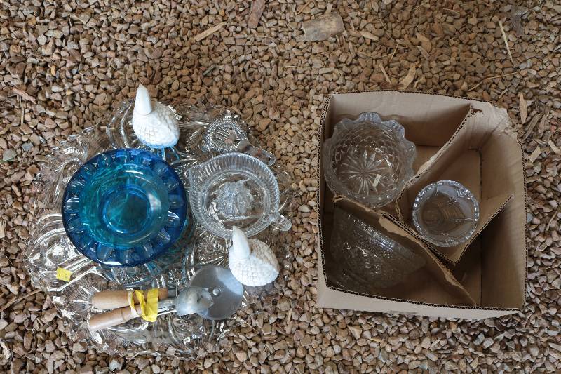 lot 112 image: Misc crystal bowls and platters