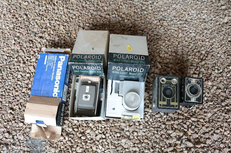 lot 119 image: Antique polaroid cameraflash, 2 Brownie cameras and old asset player
