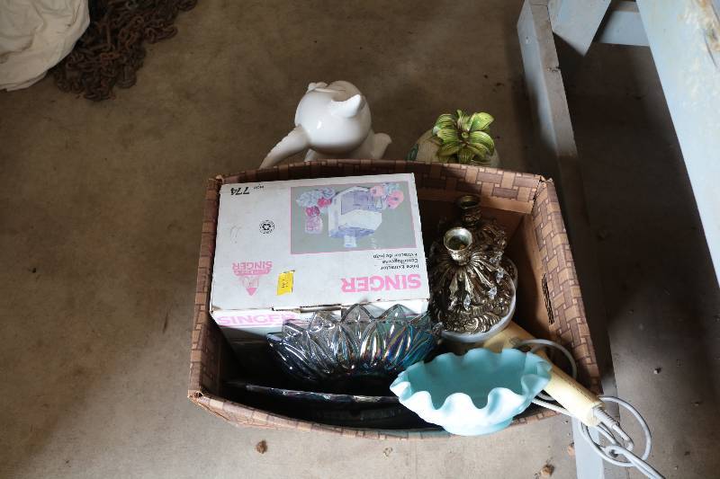 lot 121 image: Glass bowls and juicer