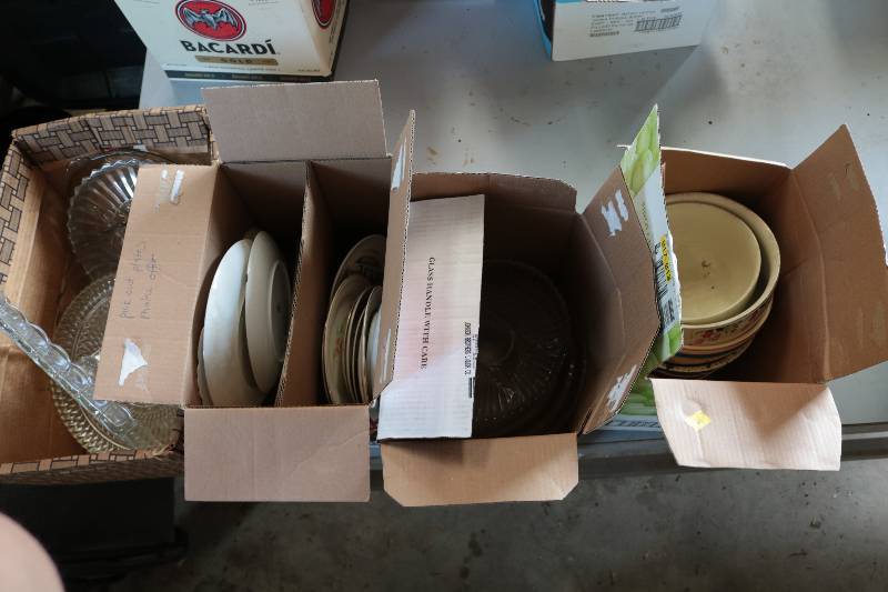 lot 126 image: Misc glass platters, plates and bowls