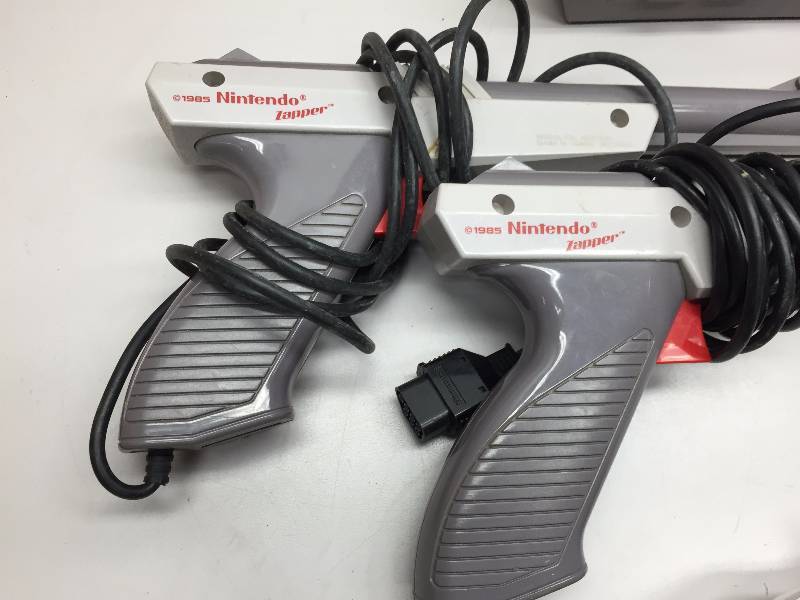 lot 3 image: NINTENDO 1 CONTROLLER 2 ZAPPER GUNS ASSORTED GAMES