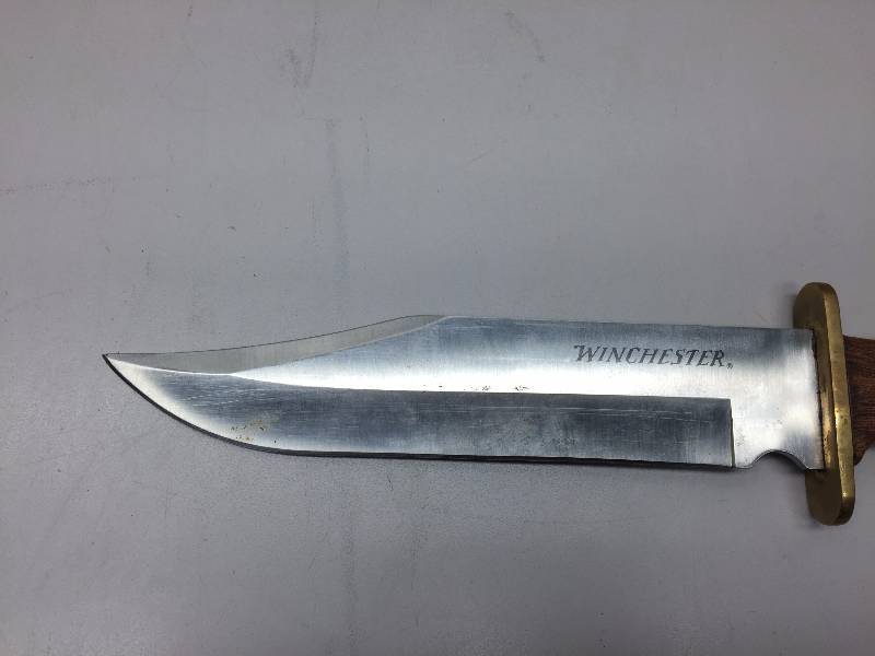 lot 14 image: WINCHESTER KNIFE 8 BLADE WITH HOLDER