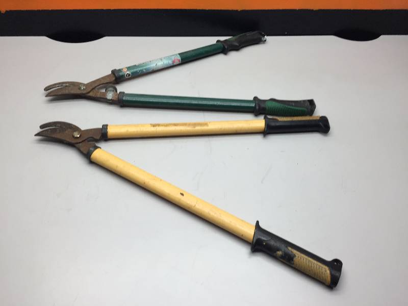 lot 16 image: 10 STALL GATE LATCHES, BRANCH TRIMMERS