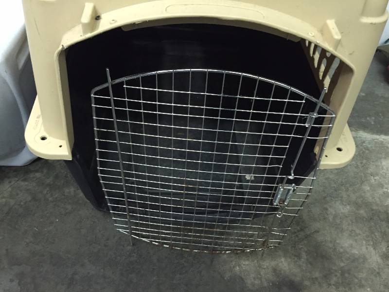 lot 22 image: SMALL, LARGE DOG KENNELS AND DOG FOOD STORAGE CONTAINER