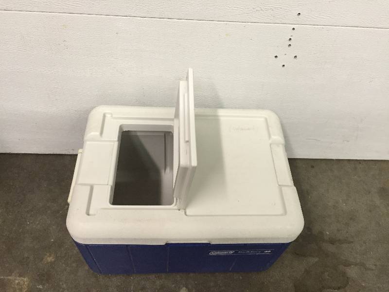 lot 25 image: IGLOO WHEELIE 38 QT WHEELED COOLER, COLEMAN QUIK SERVE 40 QT