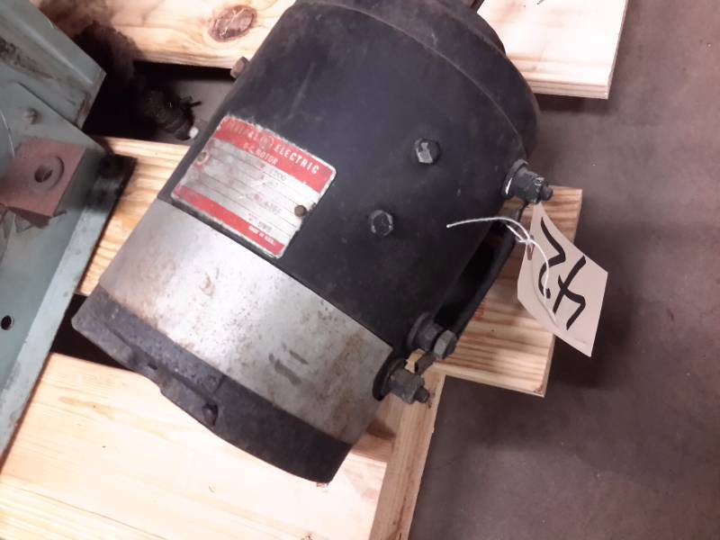 lot 42 image: General Electric 34 h.p.  Motor.. Looks to be like new
