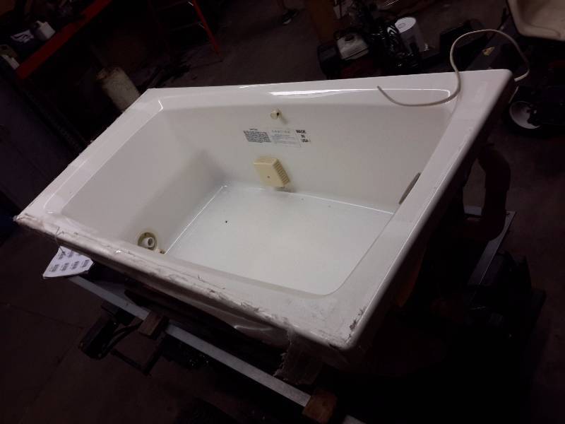 lot 23 image: Fiber Glass Jacuzzi Whirlpool Bath..  12 H.P.