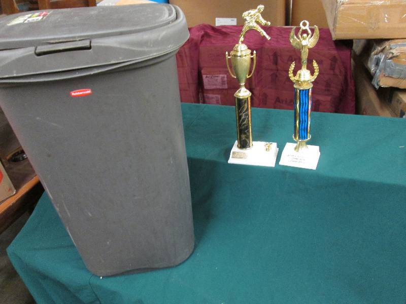 Locking Rubbermaid Waste Basket wit...