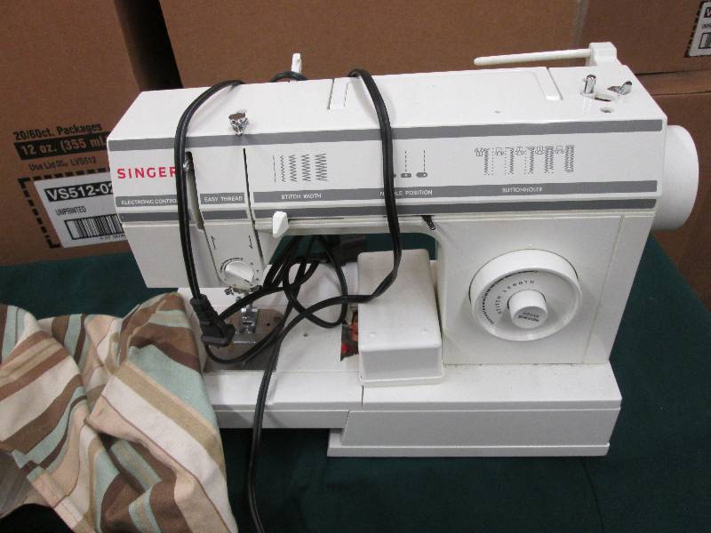 Singer Sewing Machine with electron...