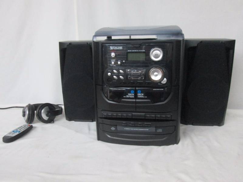 lot 14 image: Encore Technology 3-CD Turntable with Headphones