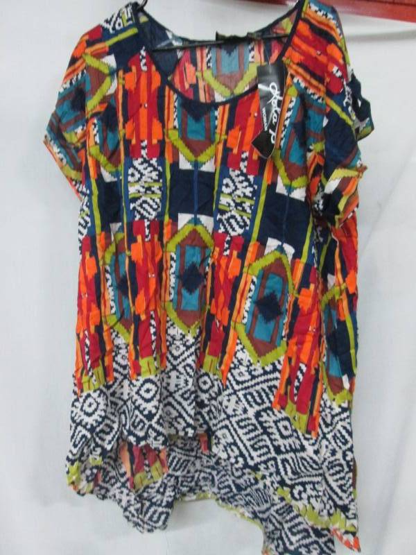 lot 79 image: Lola P Plus Short-Sleeve Hi-Lo Print Top