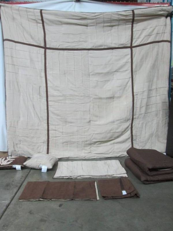 lot 36 image: McLeland Design Lansing 8-pc. Comforter Set - King