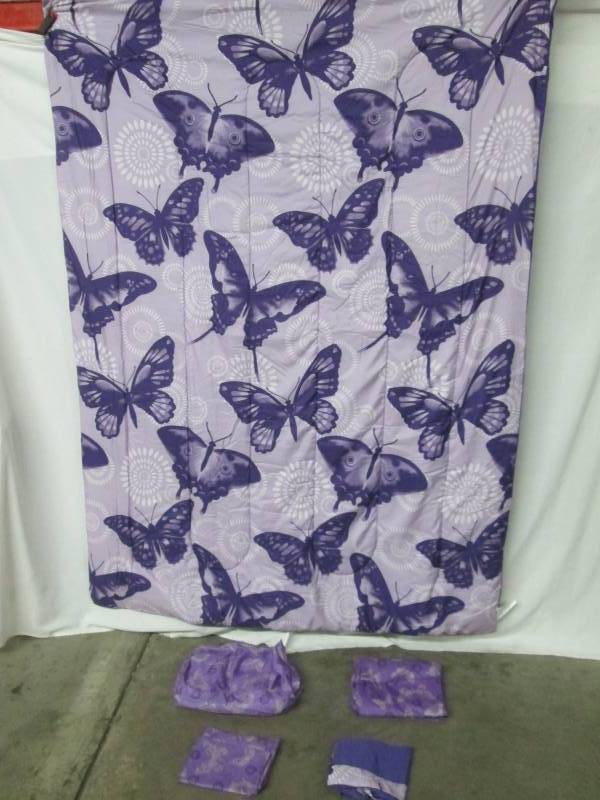 lot 50 image: Alcove Flutter Comforter - Twin
