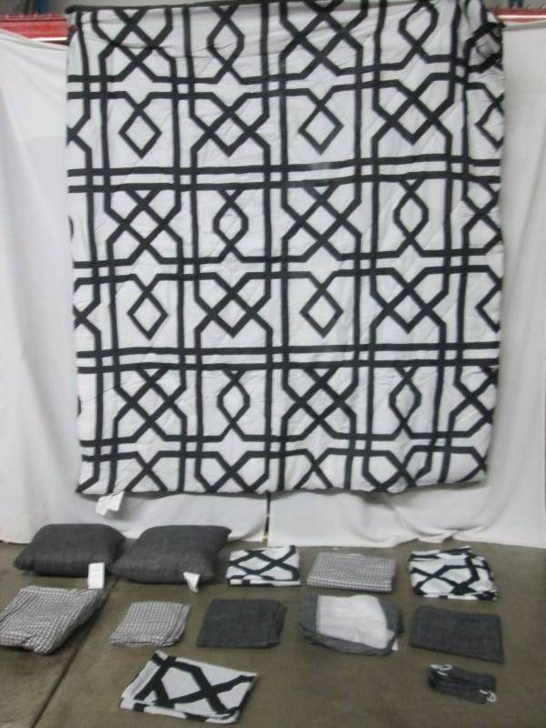 lot 39 image: Alcove Triad 20-pc. Bedroom Set - Full