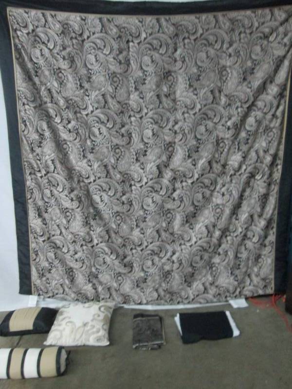 lot 37 image: Alcove Avignon Jacquard 7-pc. Comforter Set - Queen