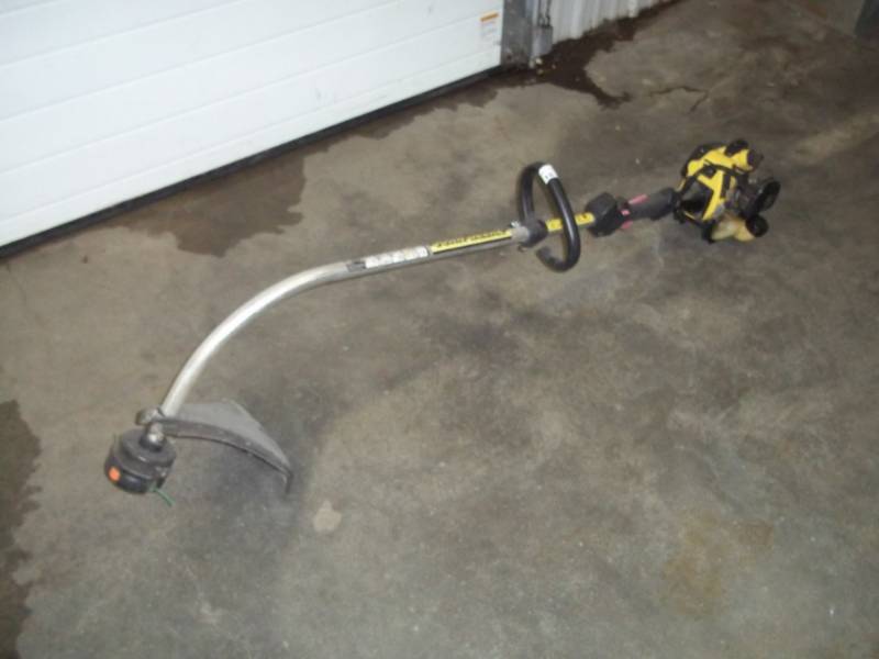 lot 10 image: John Deere String Trimmer