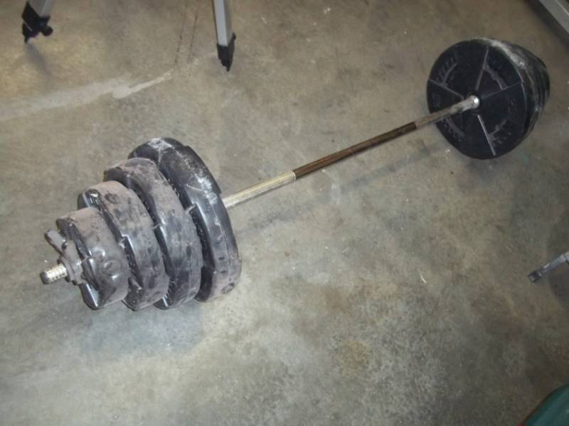 lot 15 image: Weight lifting bar with weights