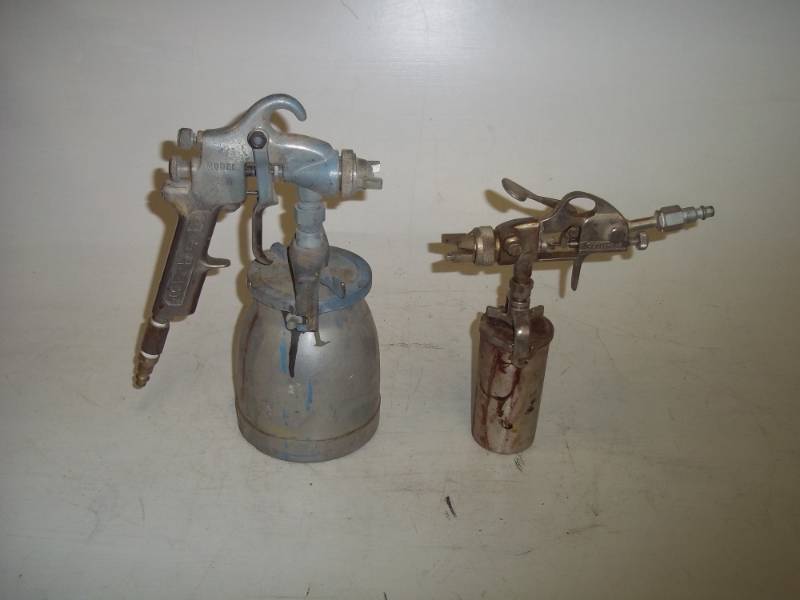 lot 16 image: Pair of Spray Painting Guns