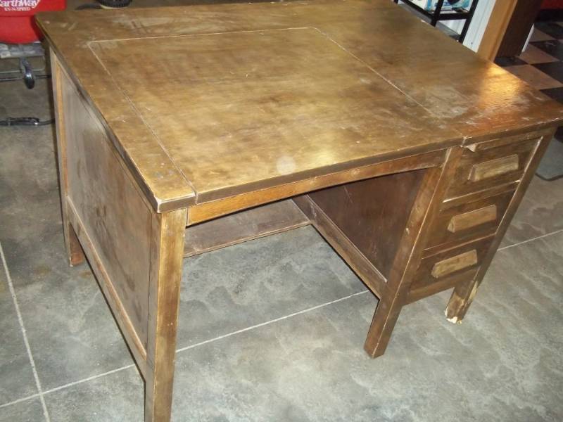 lot 23 image: Wood Desk