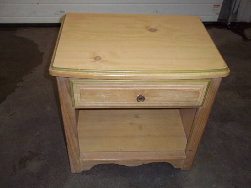 lot 25 image: Night stand  end table