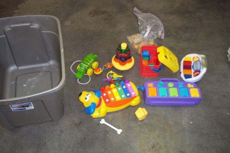lot 33 image: Toy assortment with tub