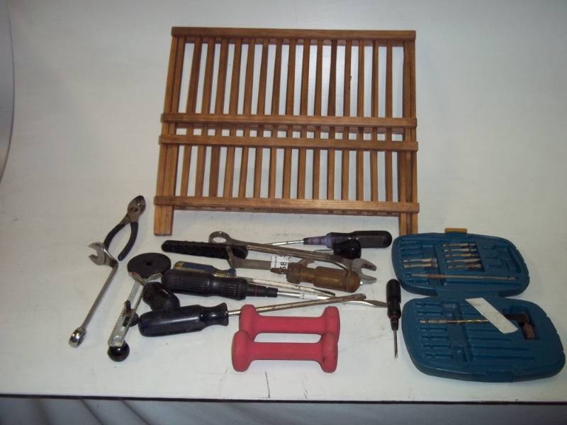 lot 50 image: Lot of tools, drying rack and weights