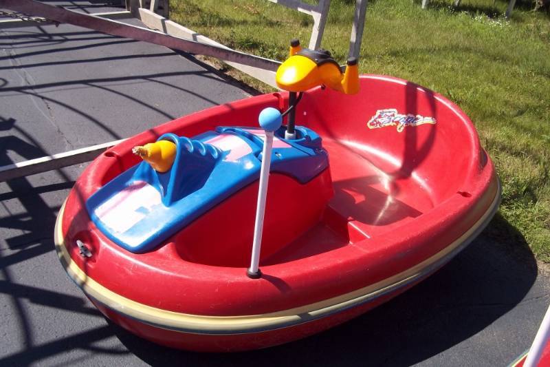 lot 70 image: Red Squirt gun boat