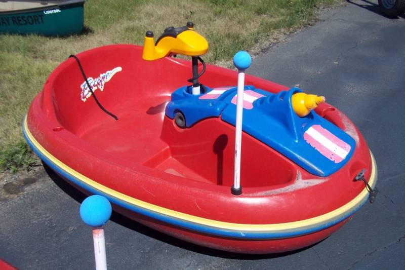 lot 71 image: Red Squirt gun boat