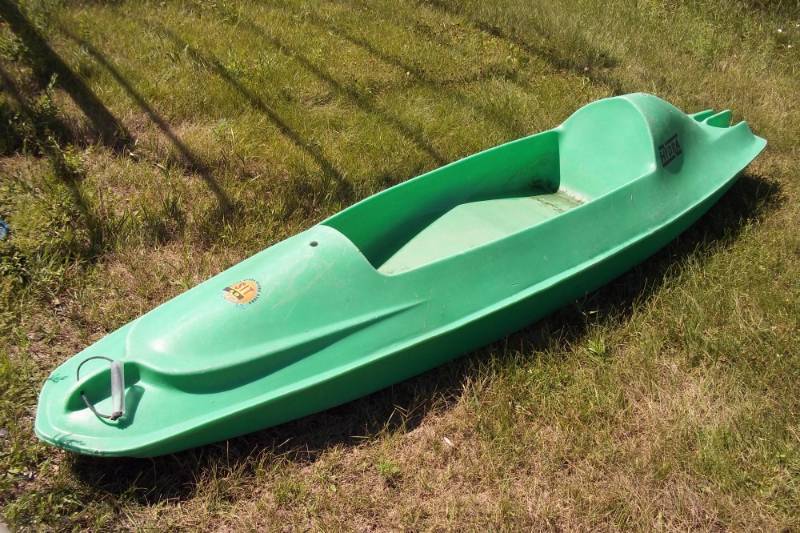 lot 72 image: Green Kayak