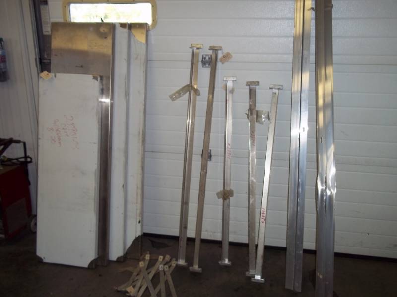 lot 73 image: 4 Stainless Steel Resturant Shelves with brackets 3 16 x 59 and one 16 x 47