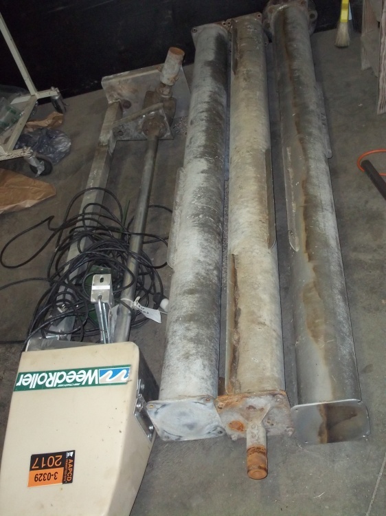 lot 106 image: Weed Roller