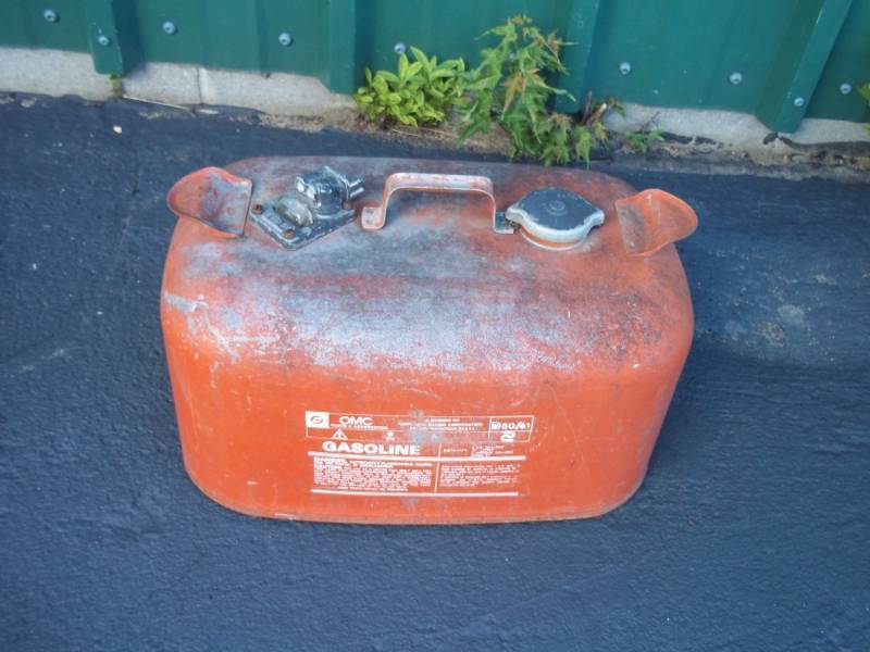 lot 322 image: 6 Gallon Boat Gas tank