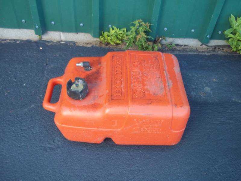 lot 323 image: Honda 25 L plastic boat gas tank