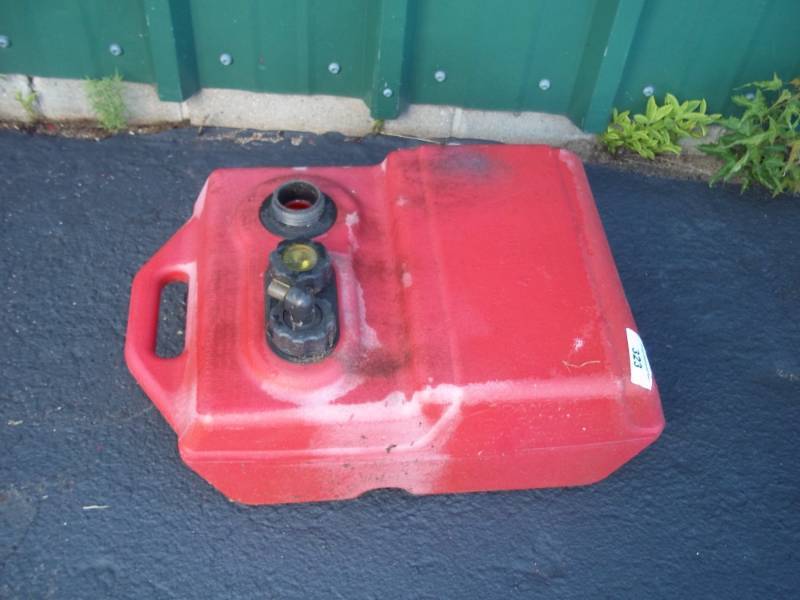 lot 324 image: Plastic boat gas tank 5 gallon