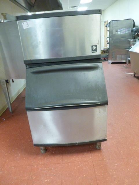lot 3 image: Manitowoc Ice Machine