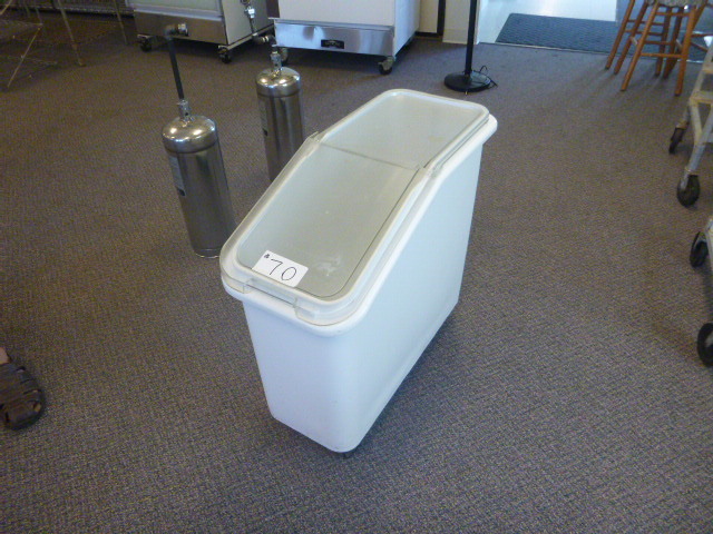lot 70 image: Rubbermaid 3600 Ingredient Bin