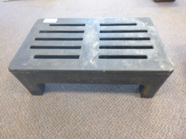 lot 80 image: 36 Cambro Dunnage Rack