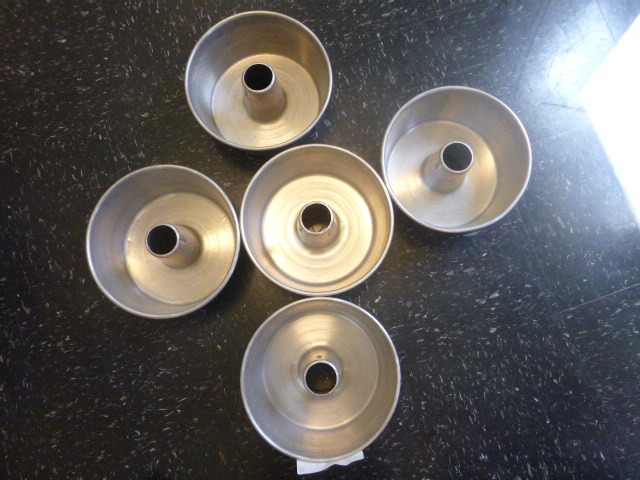 lot 116 image: 5 Cake Pans