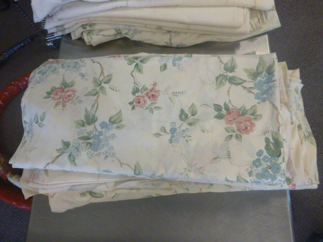 lot 210 image: 10 Round Table Cloths